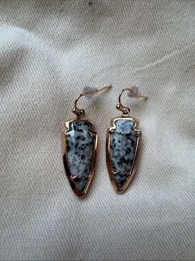 Kendra Scott rose gold Arrowhead Speckled Gray Stone Drop Earrings